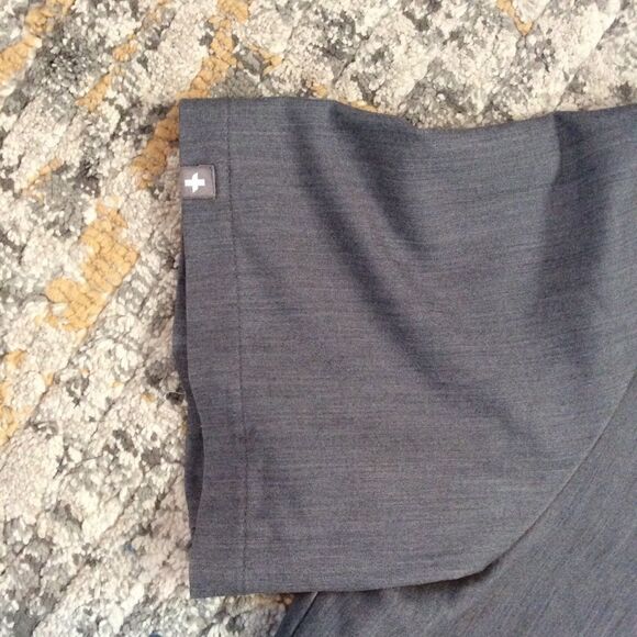 FIGS TECHNICAL COLLECTION 2POCKET SCRUB TOP! EUC! - Picture 3 of 9